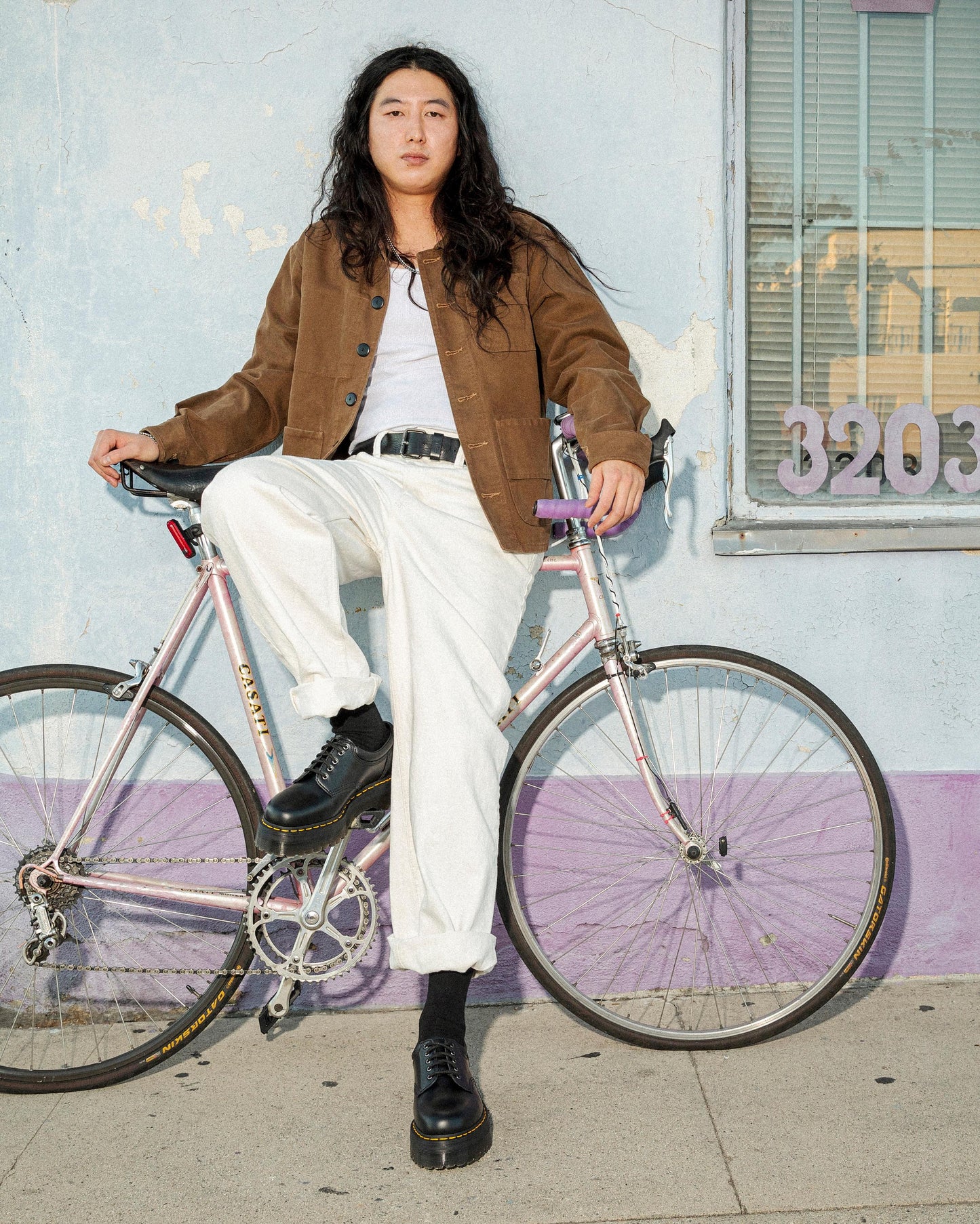 https://cdn.media.amplience.net/i/drmartens/24690001.85.jpg