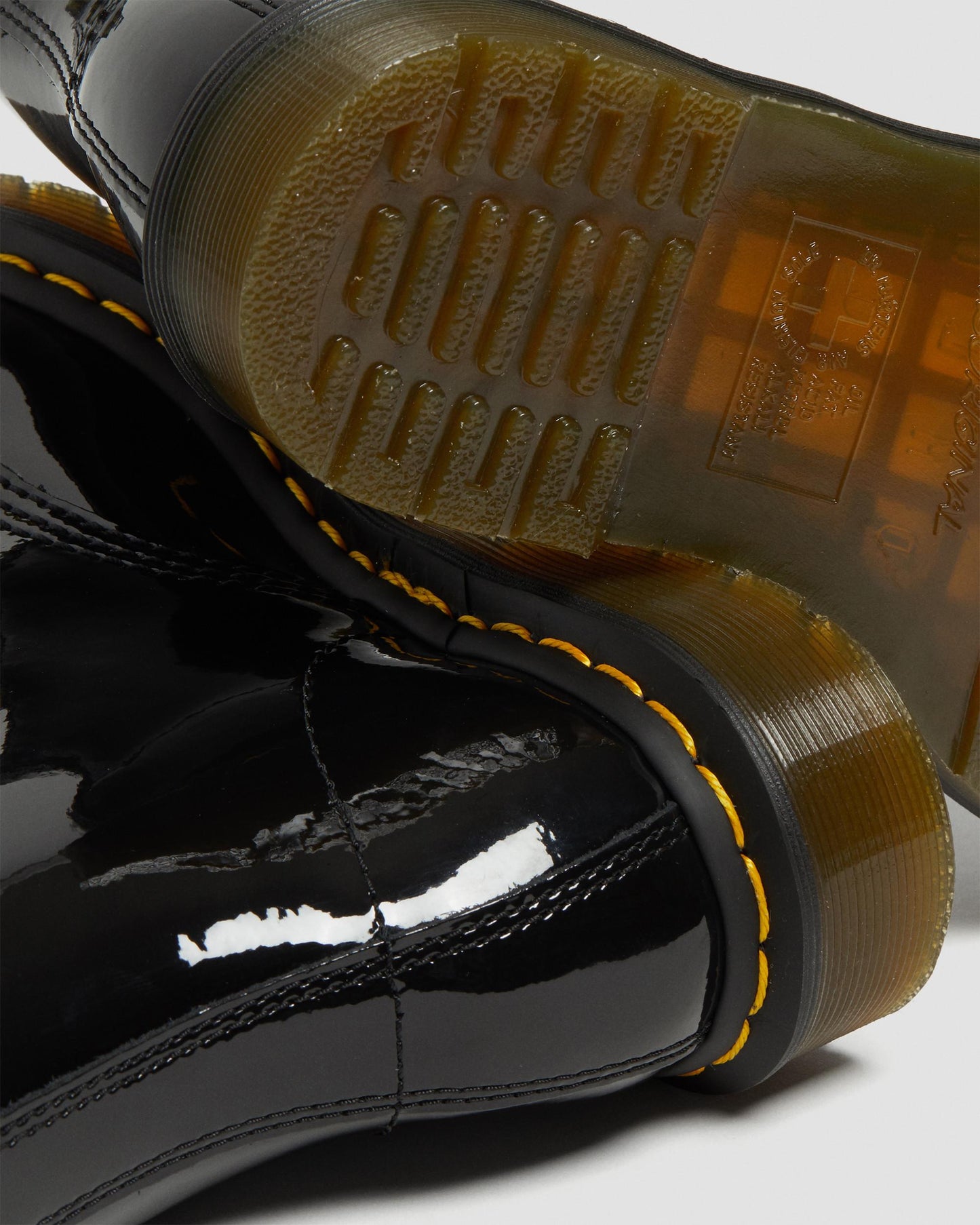 https://cdn.media.amplience.net/i/drmartens/11821011.82.jpg