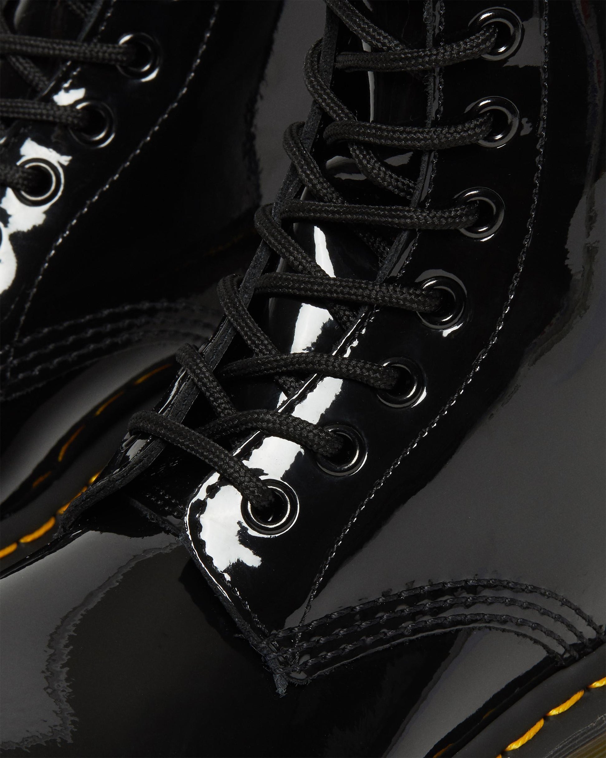 https://cdn.media.amplience.net/i/drmartens/11821011.86.jpg