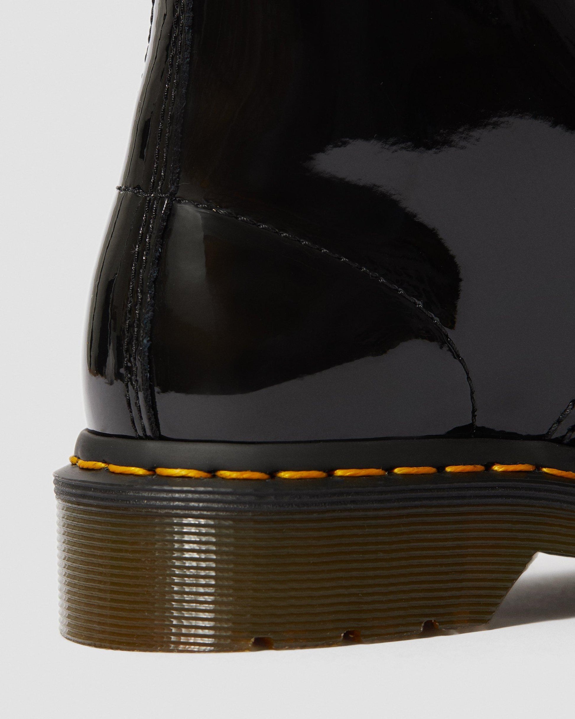 https://cdn.media.amplience.net/i/drmartens/11821011.89.jpg