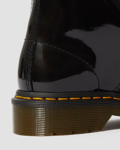 https://cdn.media.amplience.net/i/drmartens/11821011.89.jpg