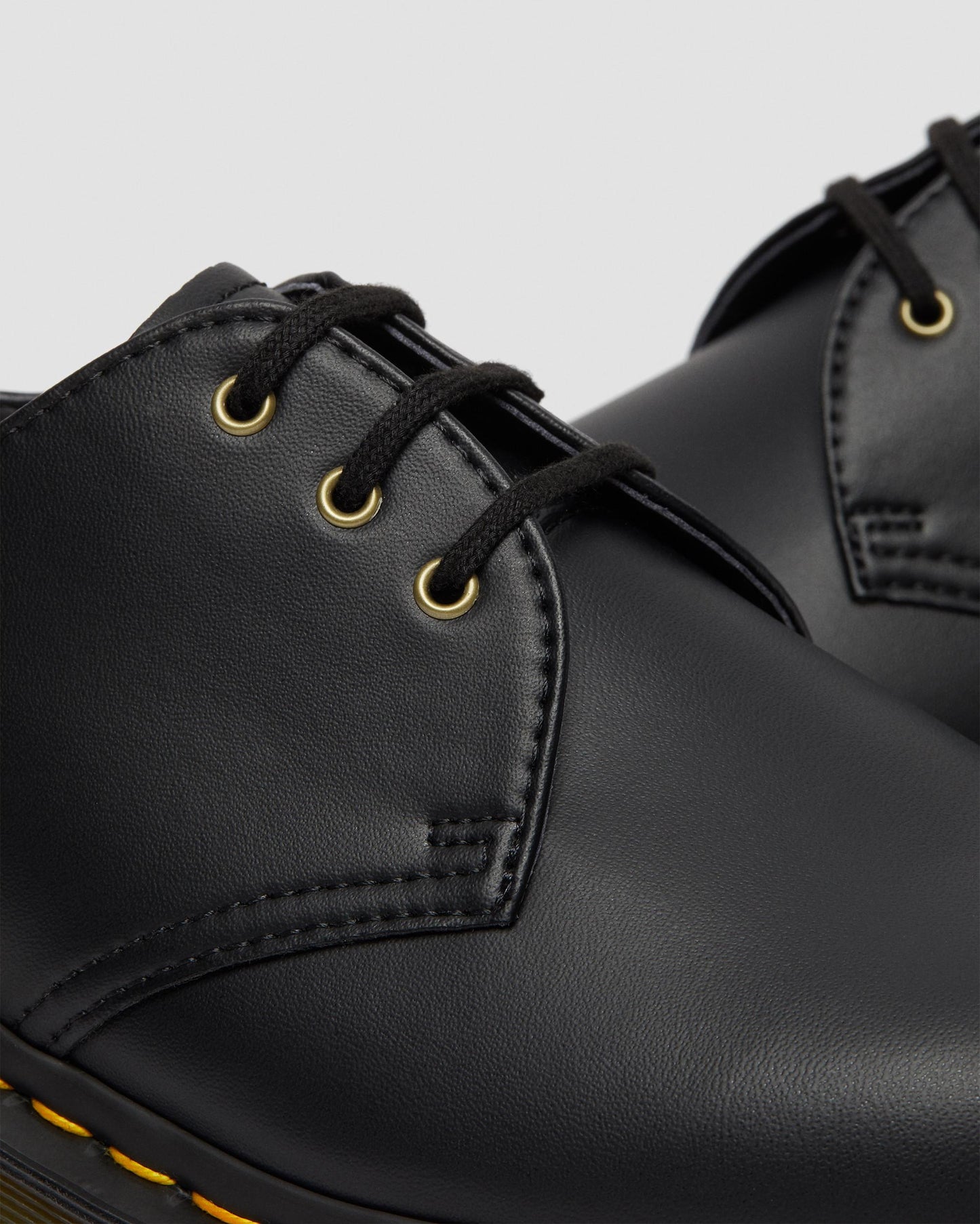 https://cdn.media.amplience.net/i/drmartens/14046001.82.jpg