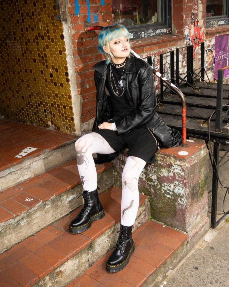 https://cdn.media.amplience.net/i/drmartens/15265001.83.jpg