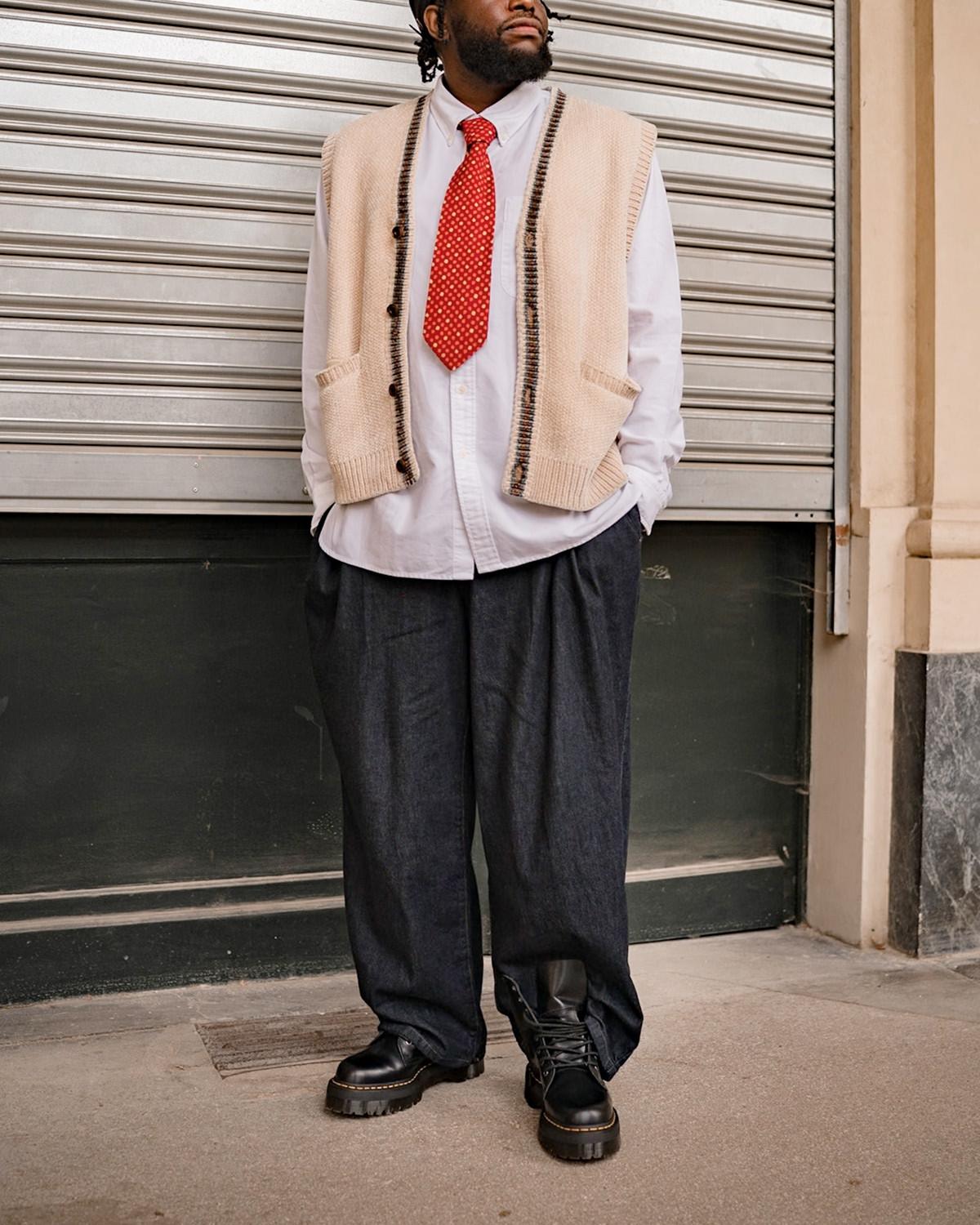 https://cdn.media.amplience.net/i/drmartens/15265001.85.jpg