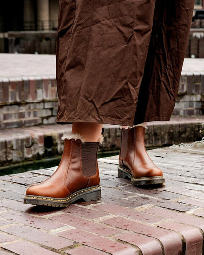 https://cdn.media.amplience.net/i/drmartens/23898243.83.jpg