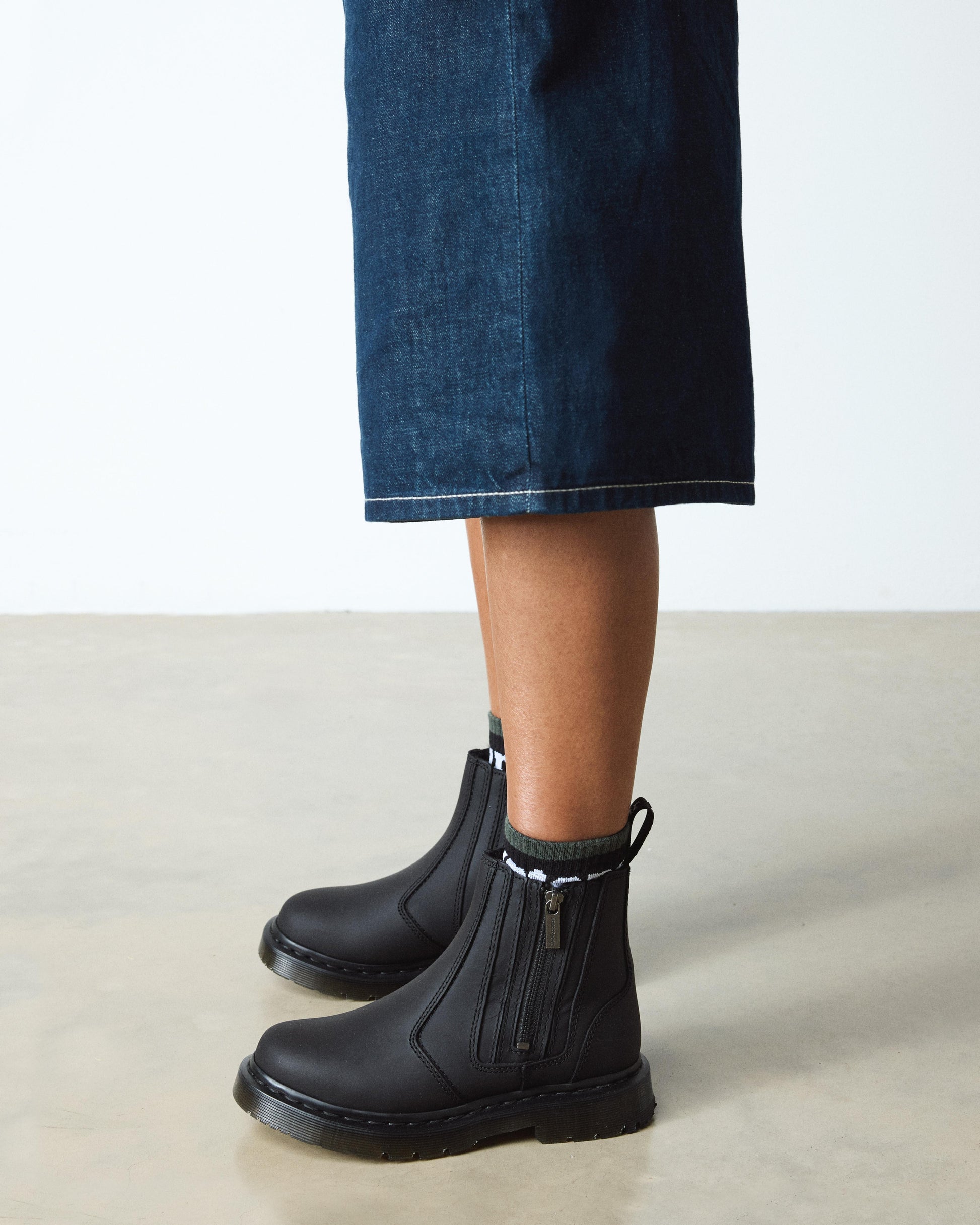 https://cdn.media.amplience.net/i/drmartens/24016001.81.jpg