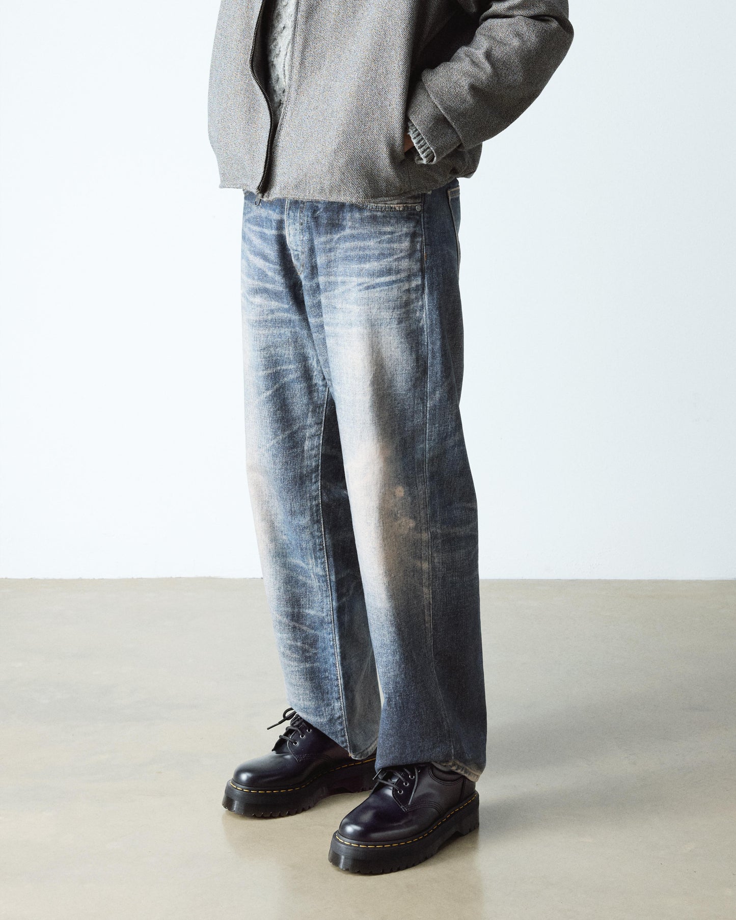 https://cdn.media.amplience.net/i/drmartens/24690001.81.jpg