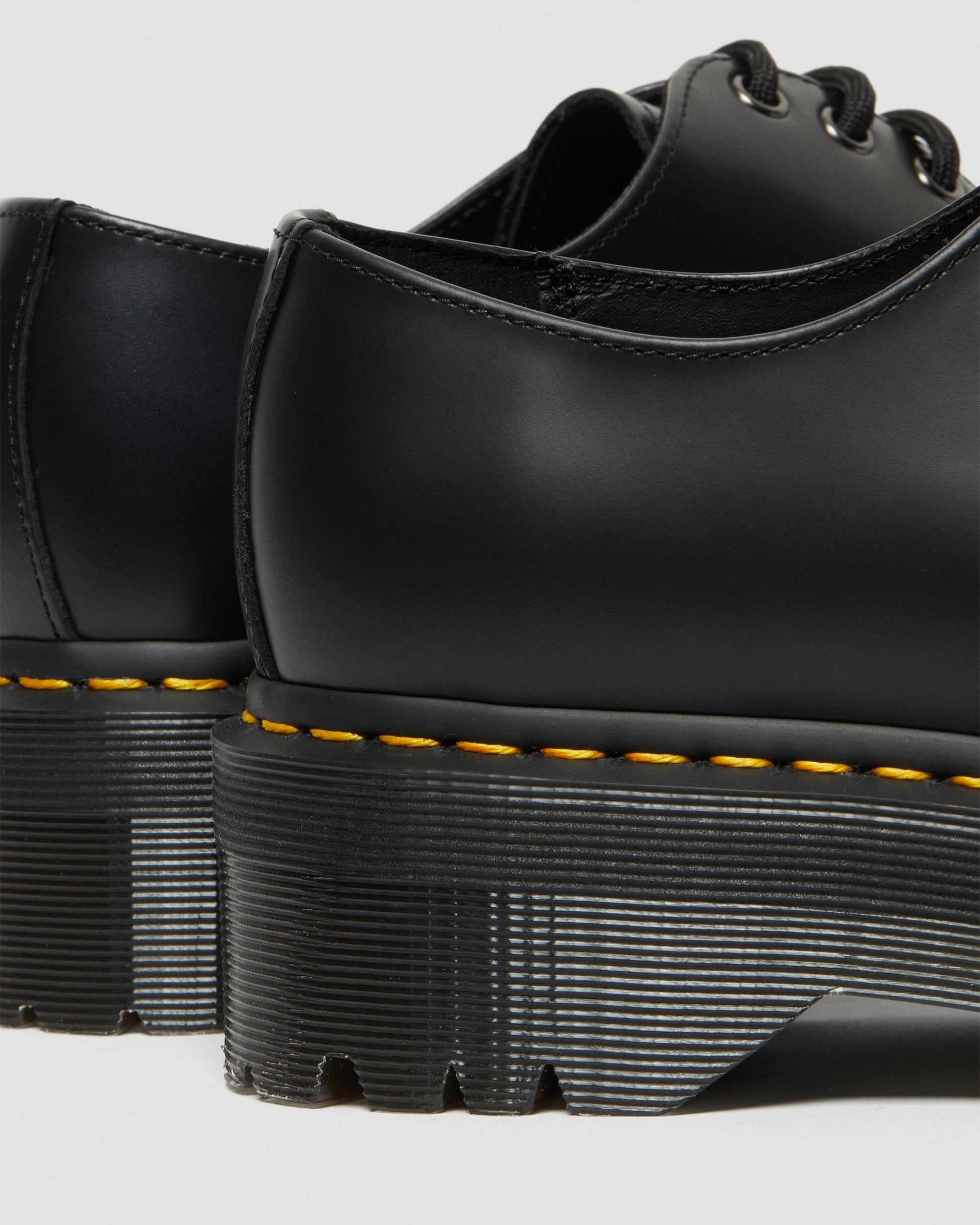 https://cdn.media.amplience.net/i/drmartens/25567001.86.jpg
