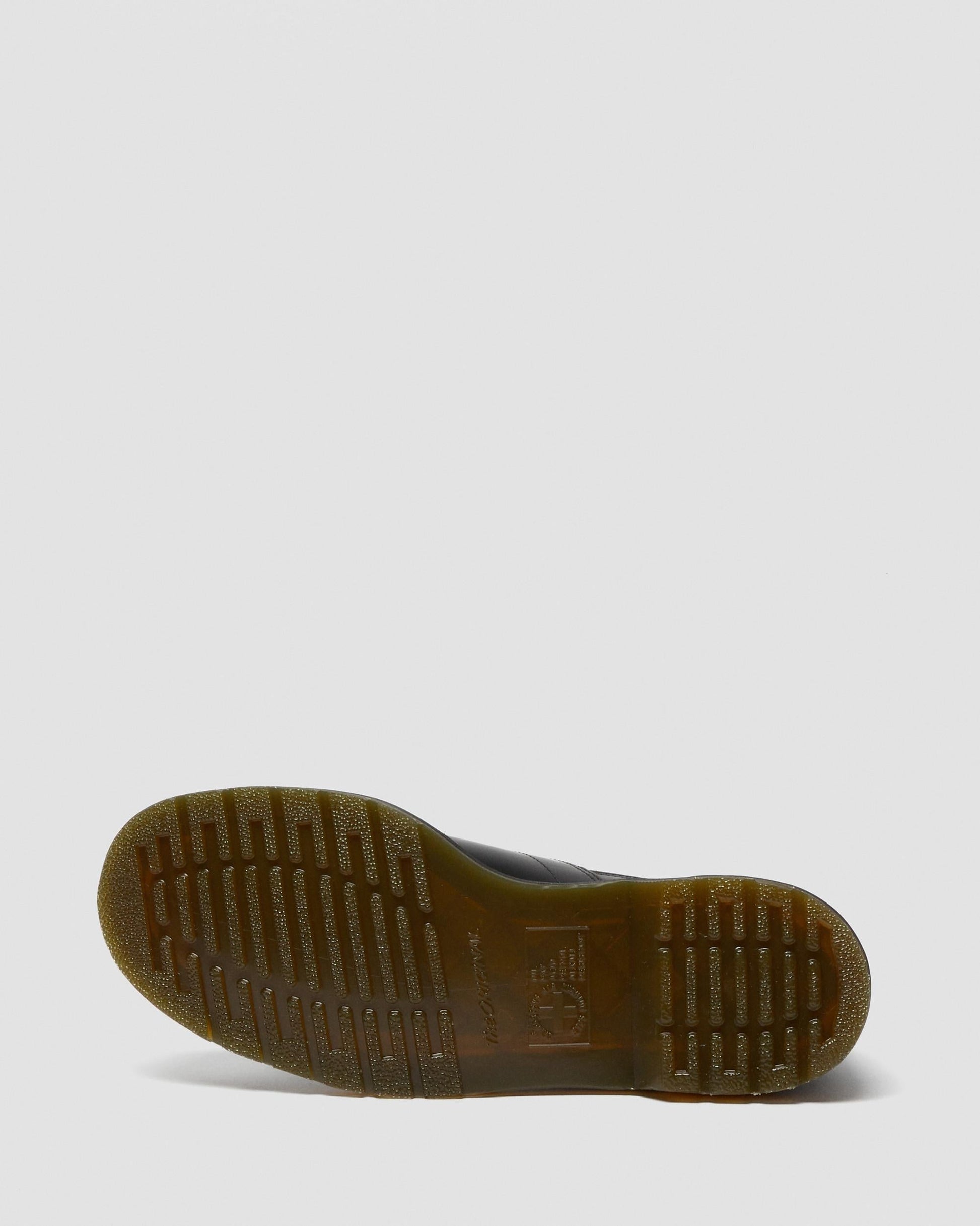 https://cdn.media.amplience.net/i/drmartens/26256001.87.jpg