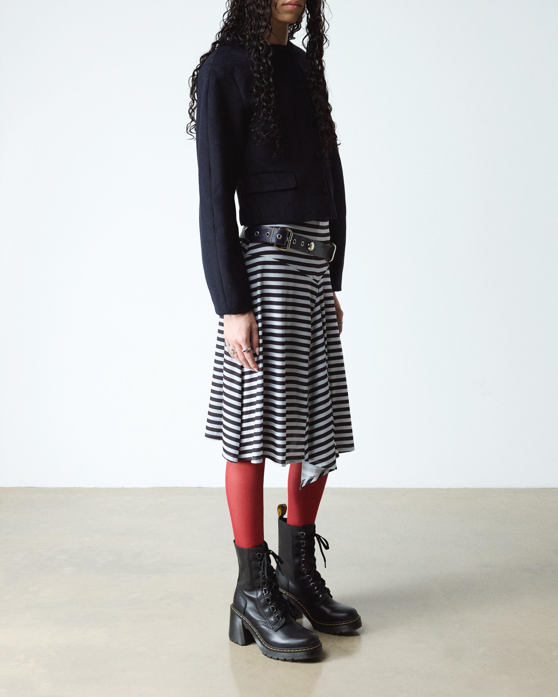 https://cdn.media.amplience.net/i/drmartens/26701001.81.jpg