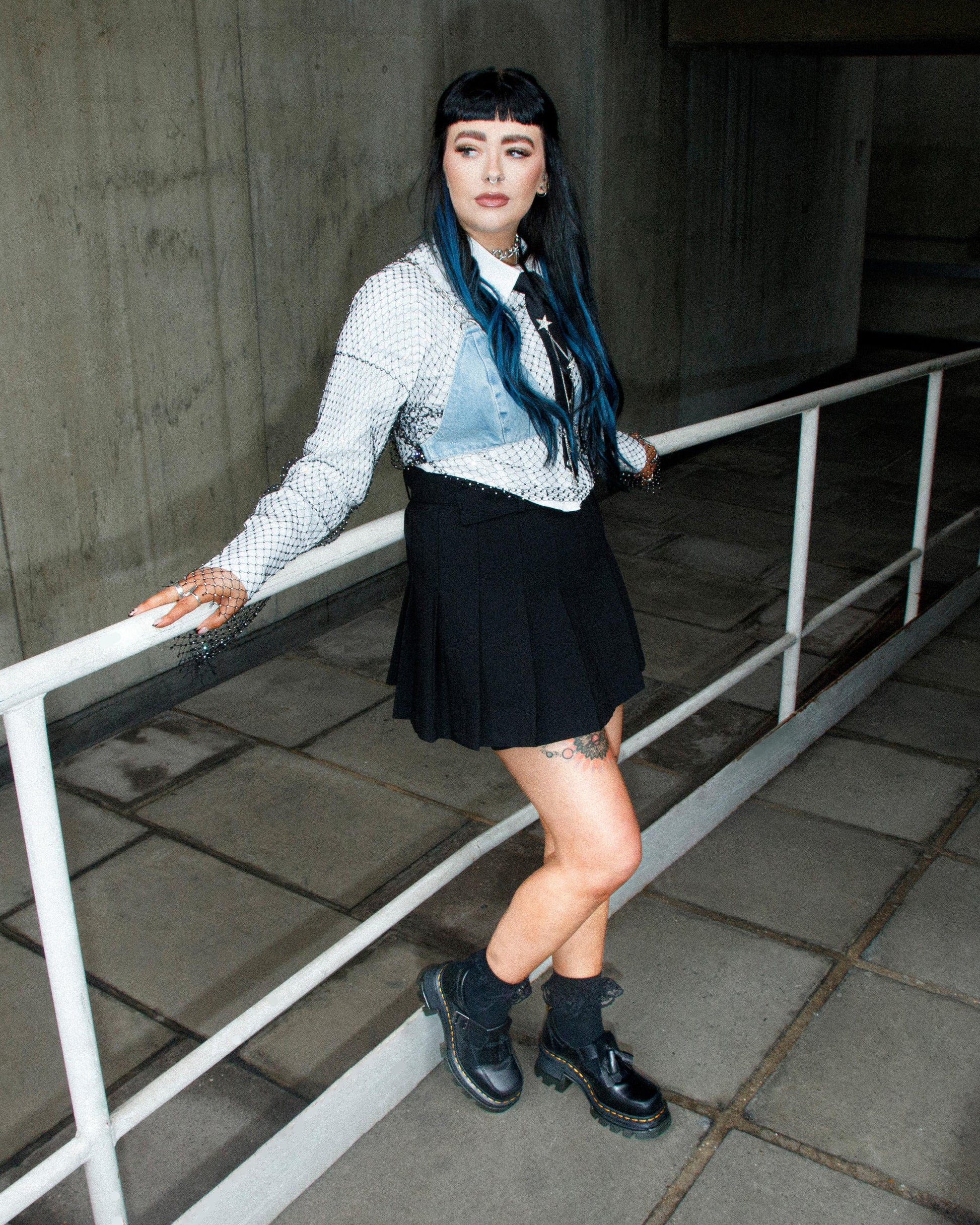 https://cdn.media.amplience.net/i/drmartens/31494001.83.jpg