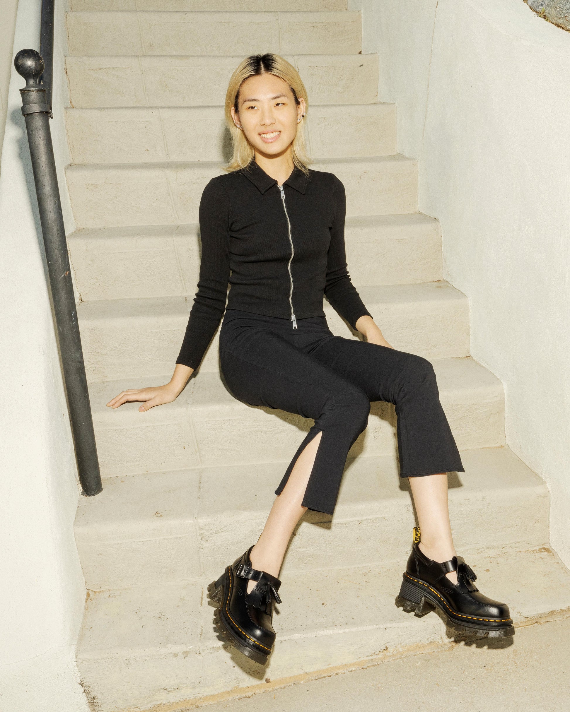 https://cdn.media.amplience.net/i/drmartens/31494001.85.jpg