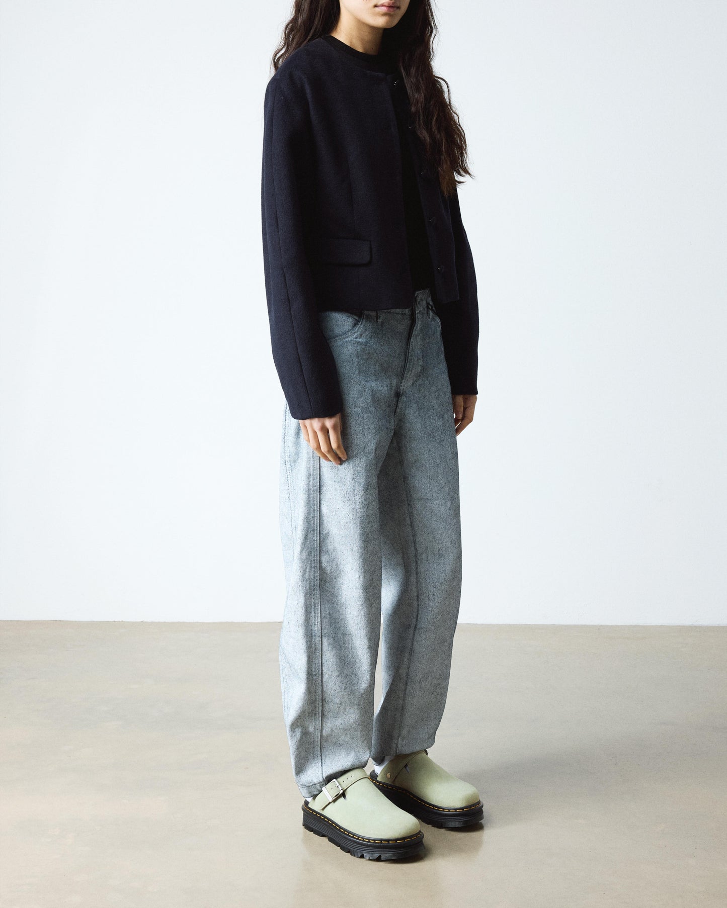 https://cdn.media.amplience.net/i/drmartens/31937300.81.jpg