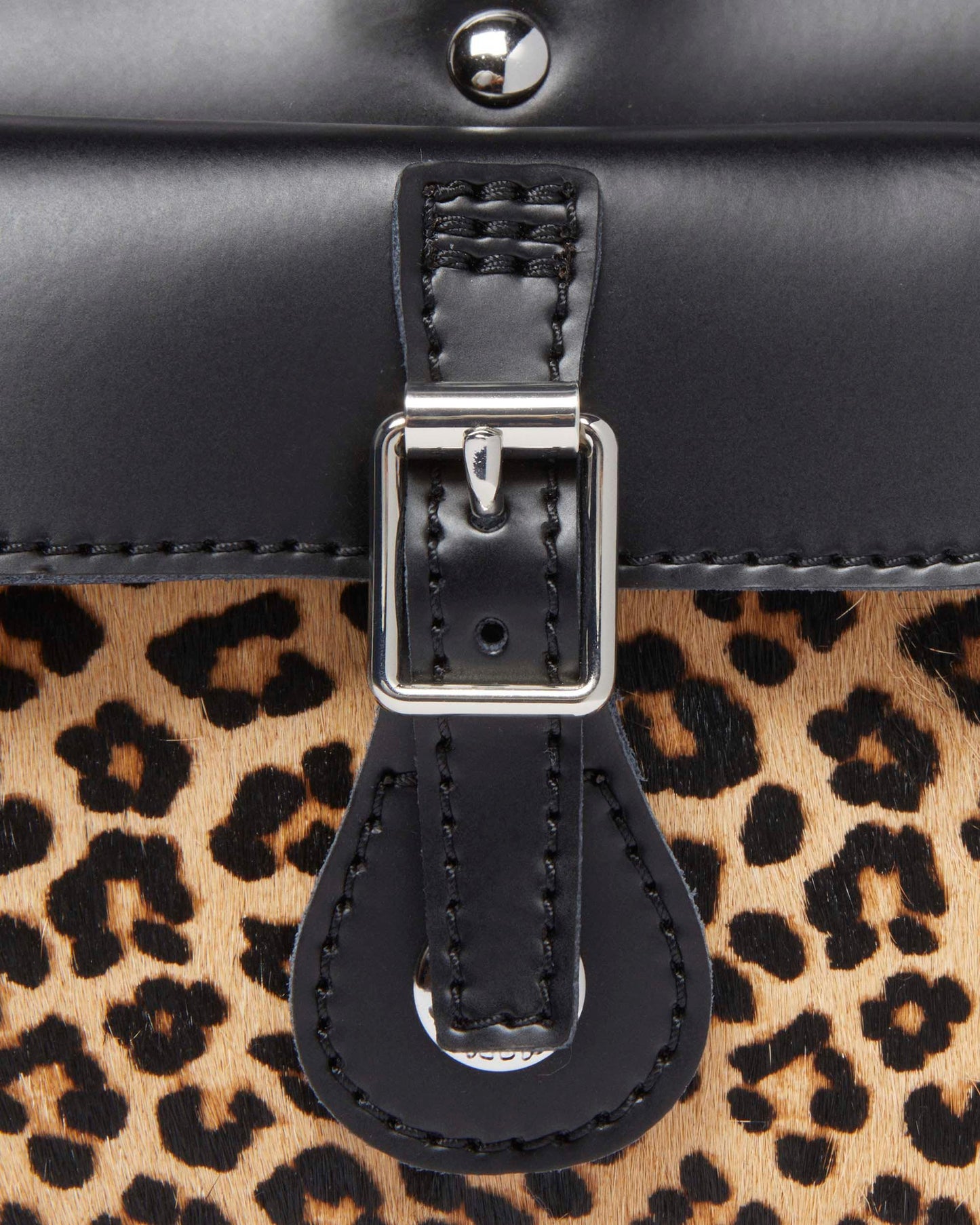 https://cdn.media.amplience.net/i/drmartens/41081001.82.jpg