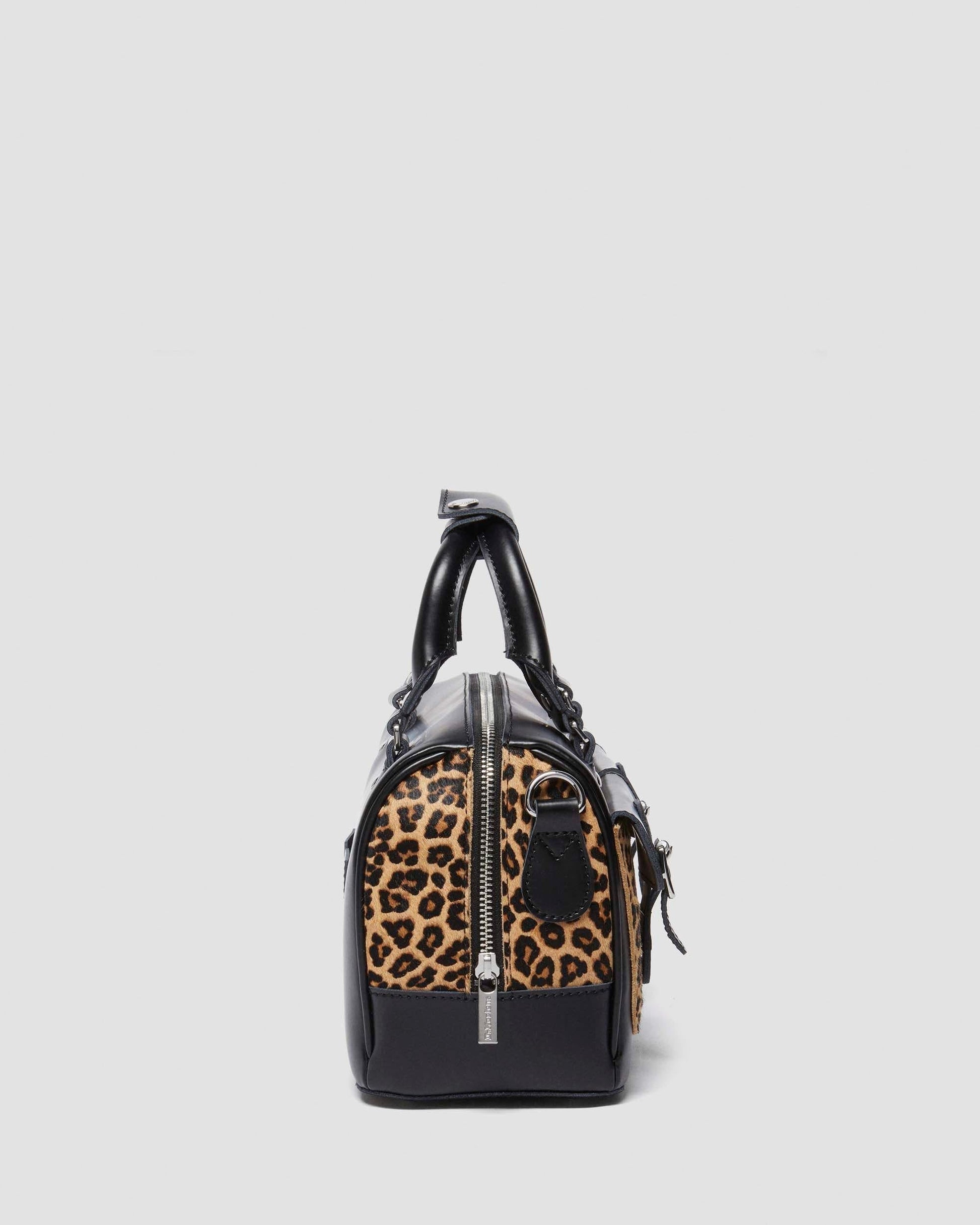 https://cdn.media.amplience.net/i/drmartens/41081001.83.jpg
