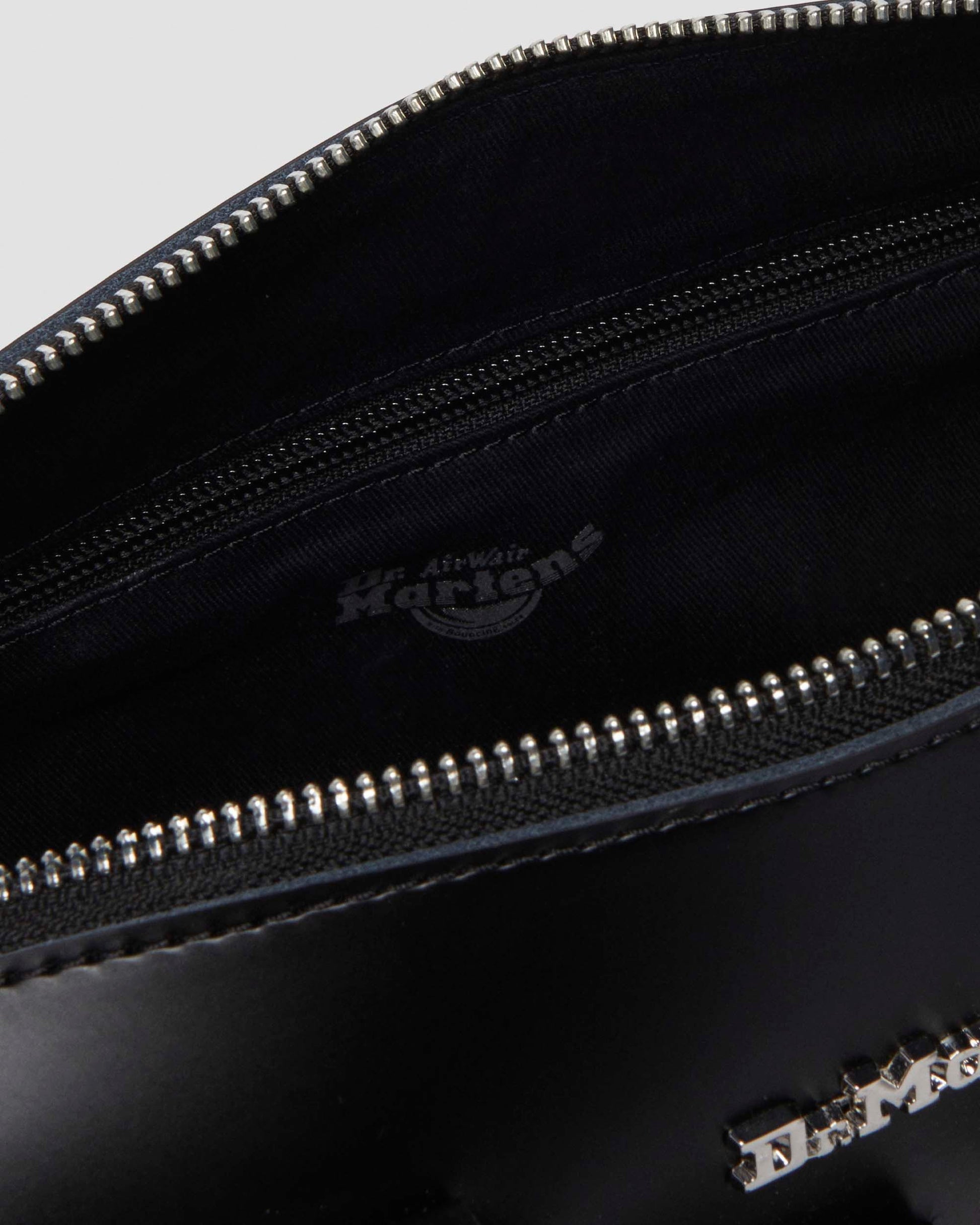 https://cdn.media.amplience.net/i/drmartens/41081001.86.jpg