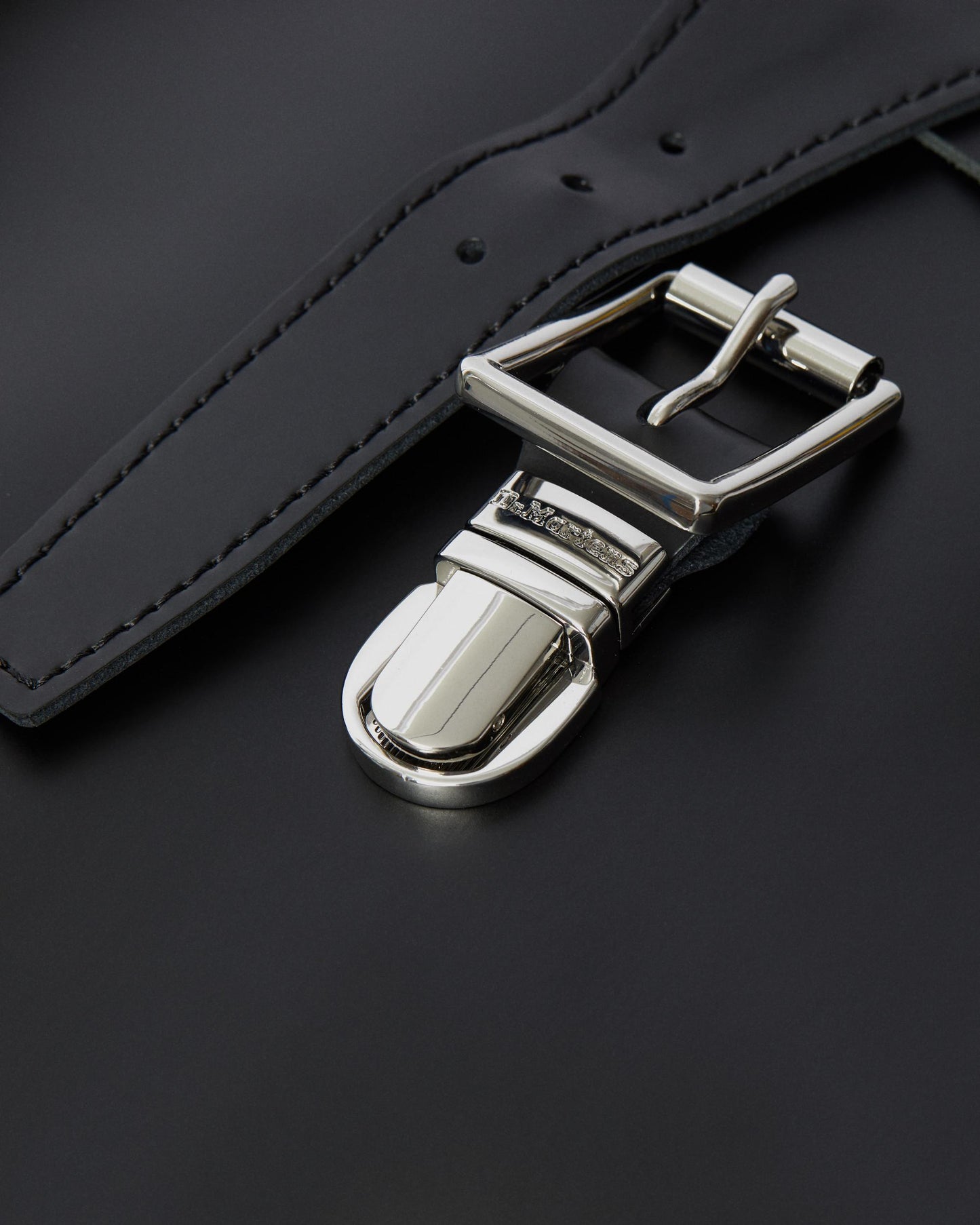 https://cdn.media.amplience.net/i/drmartens/AB101001.82.jpg
