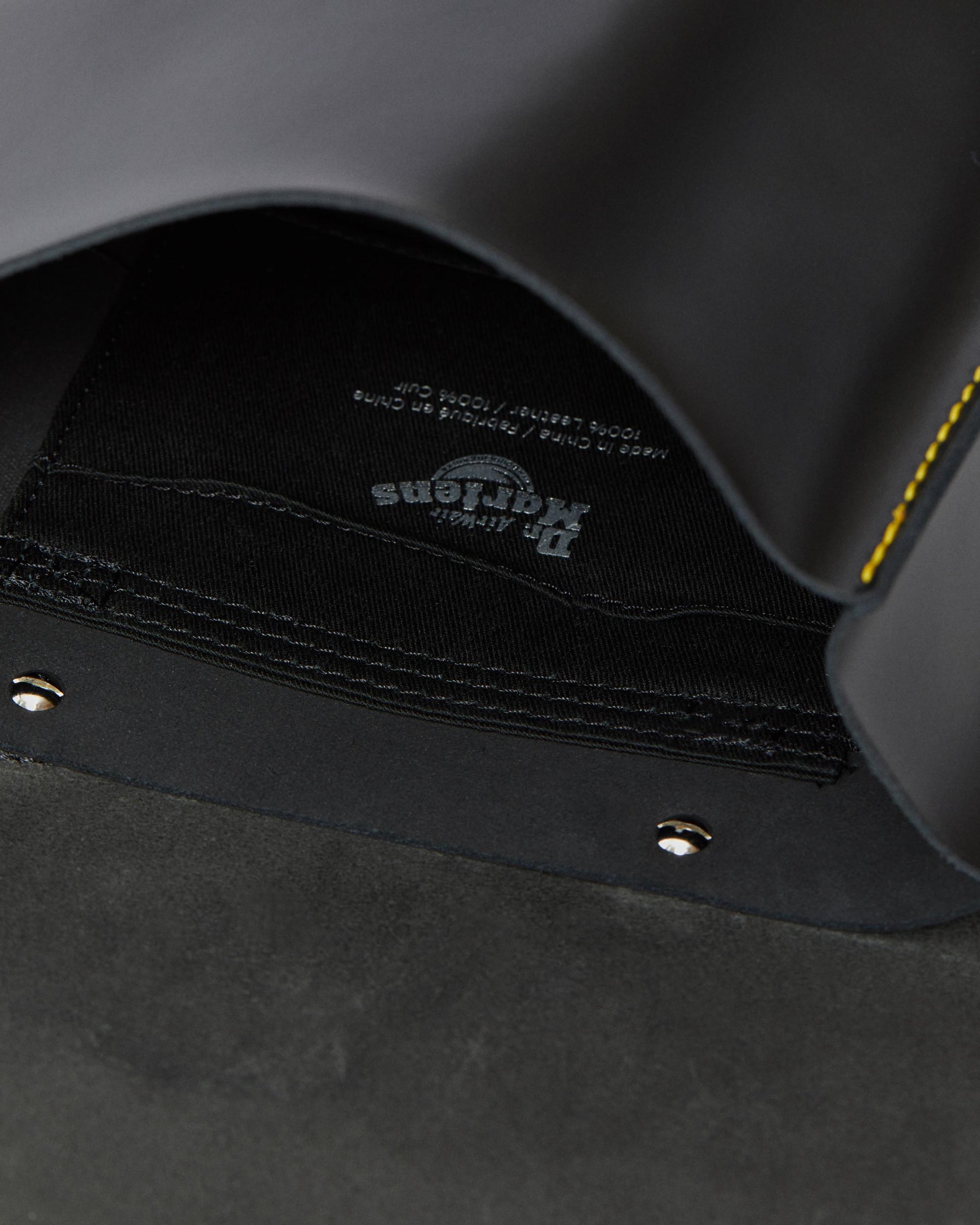 https://cdn.media.amplience.net/i/drmartens/AB101001.86.jpg