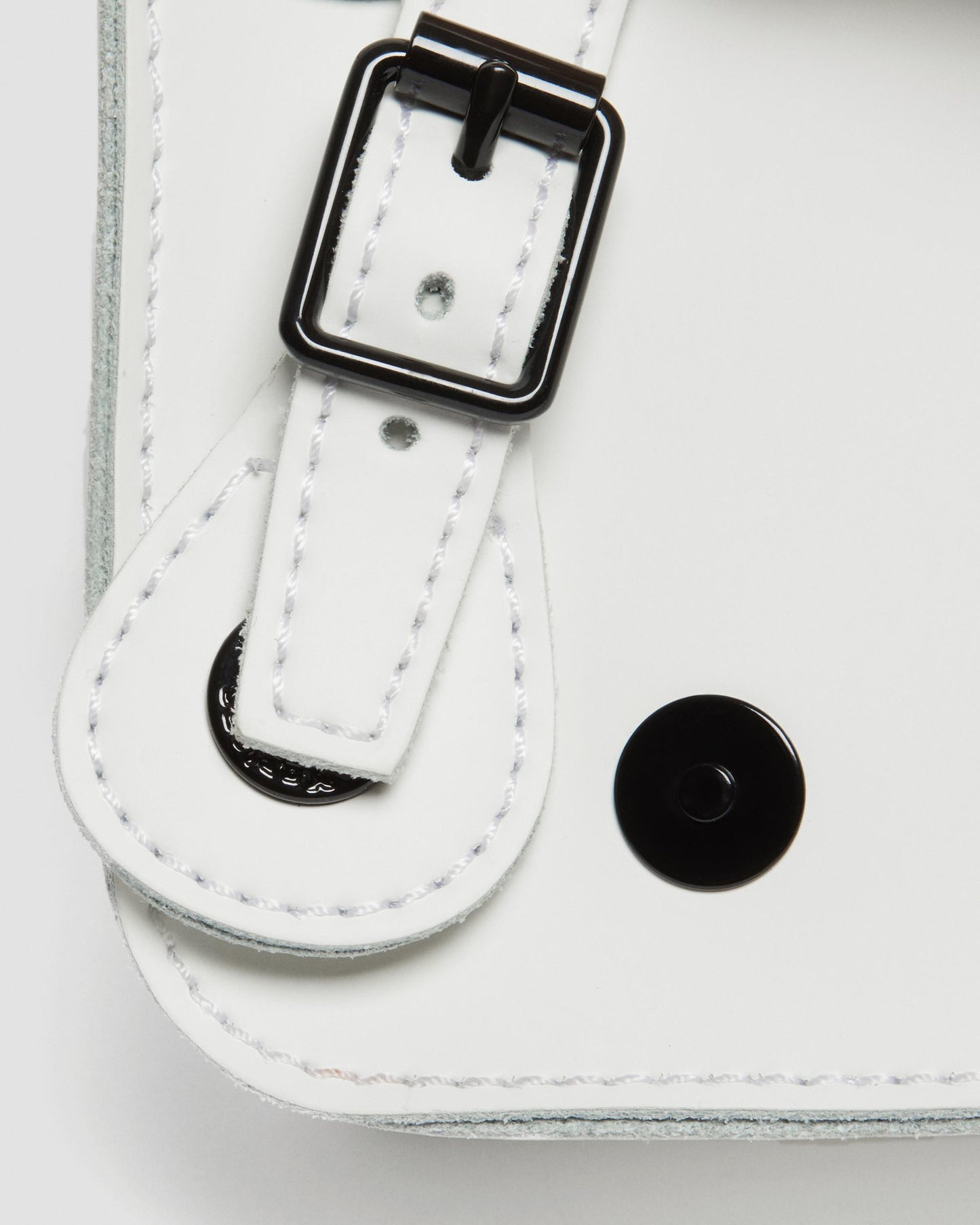 https://cdn.media.amplience.net/i/drmartens/AC917122.82.jpg