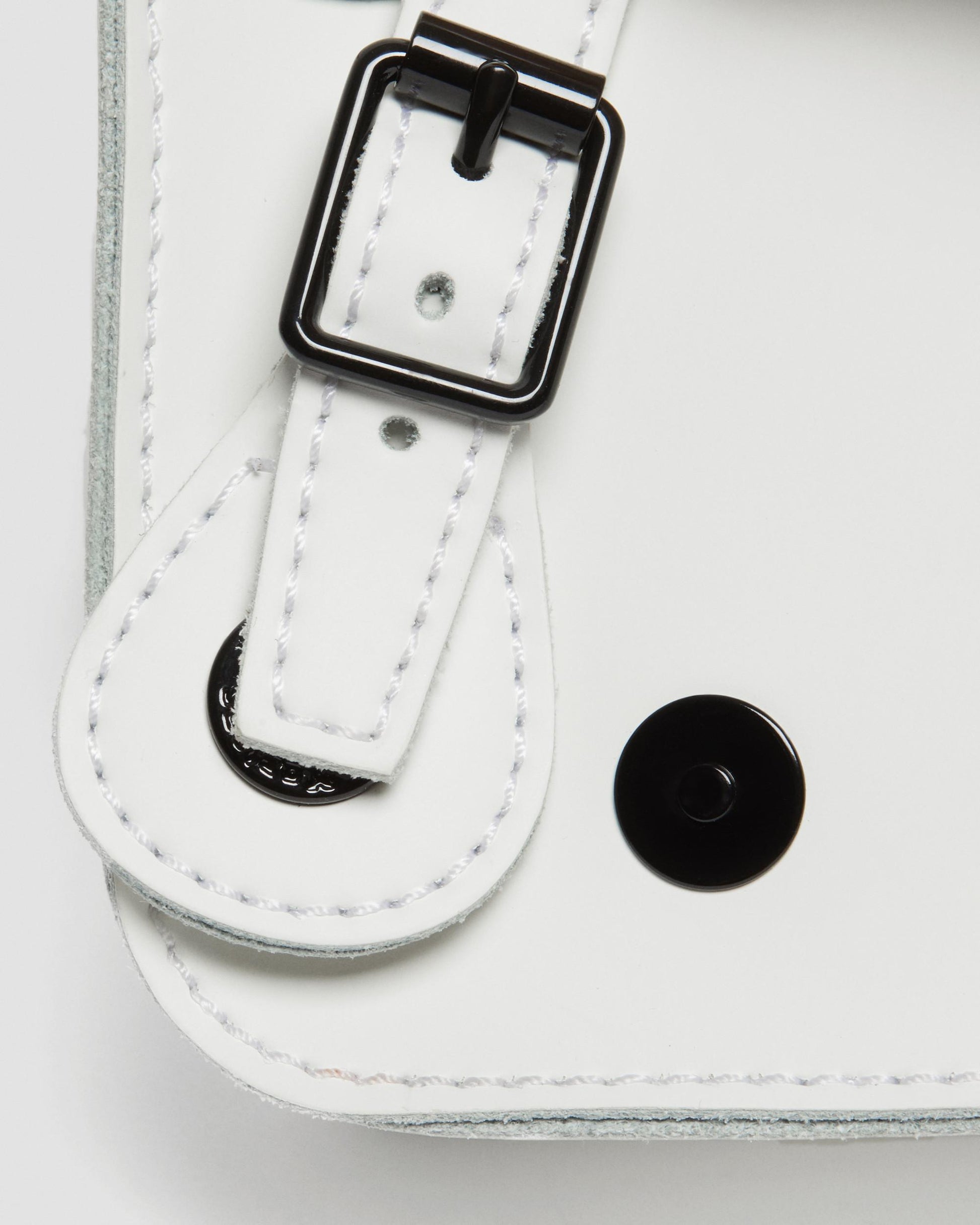 https://cdn.media.amplience.net/i/drmartens/AC917122.82.jpg