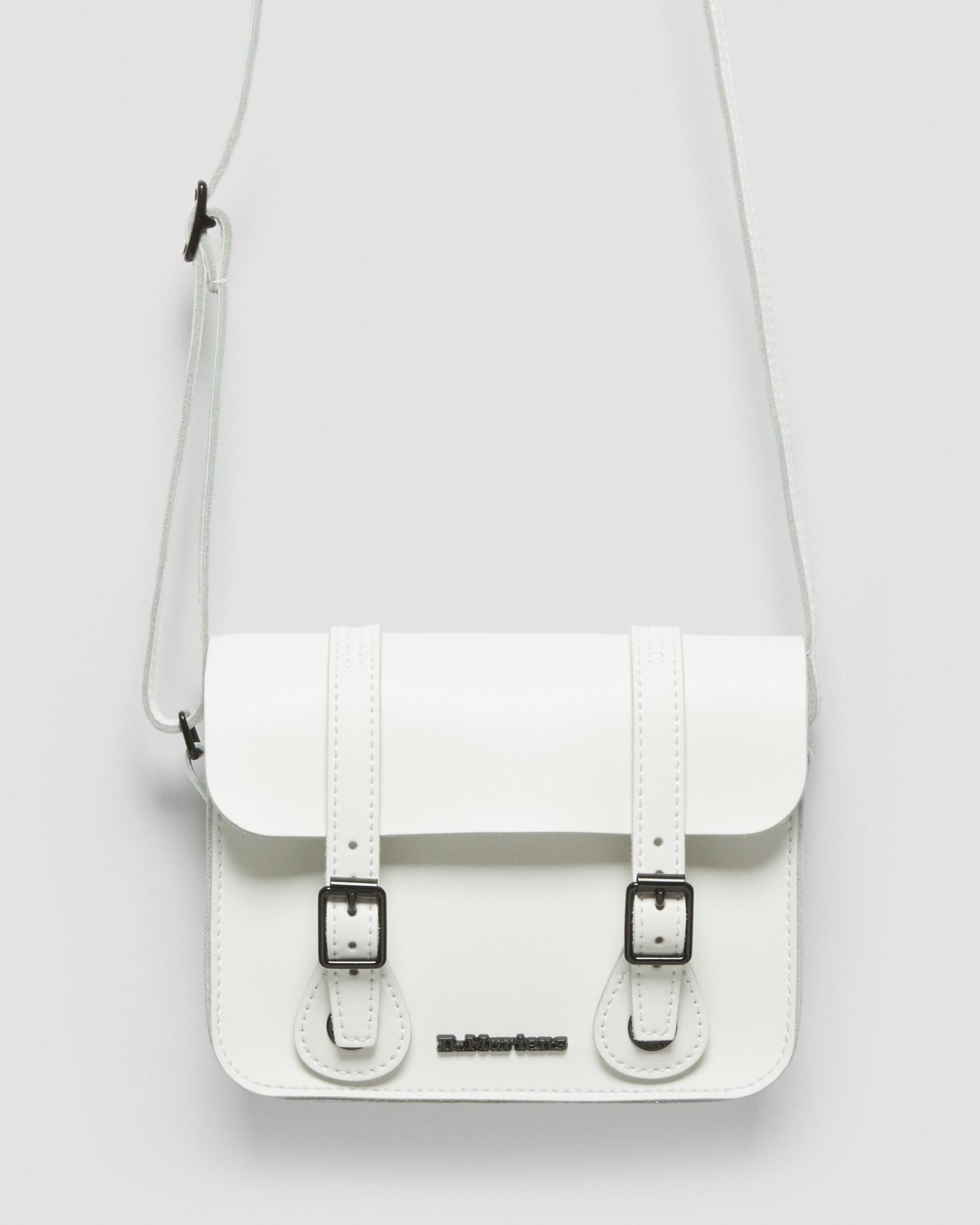 https://cdn.media.amplience.net/i/drmartens/AC917122.84.jpg